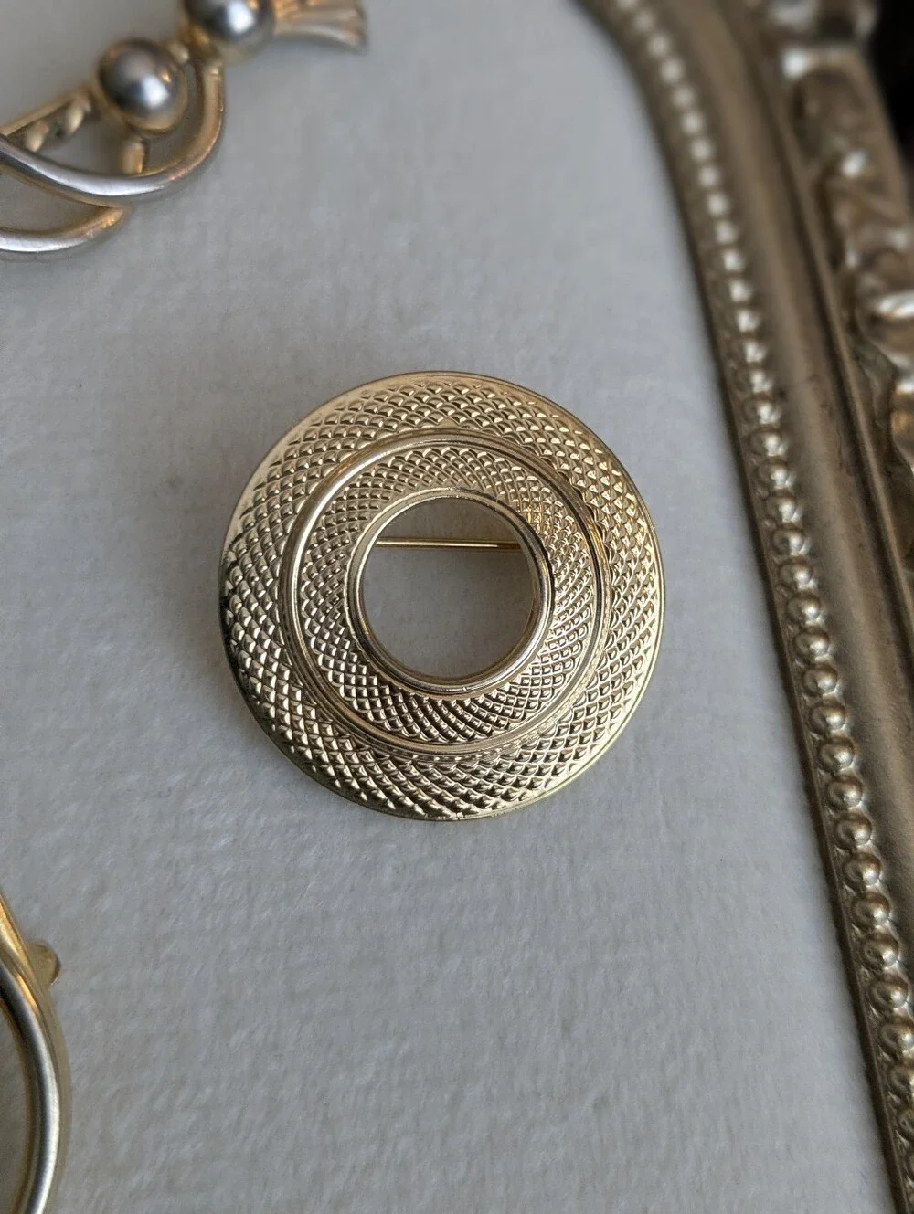 Vintage Gold Tone Brooch Lot of 3 | Geometric & Abstract Designs | Mid-Century - Picture 4 of 6